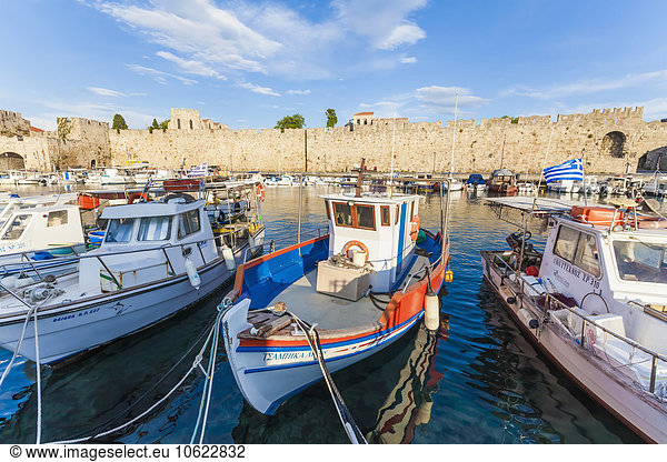 Griechenland  Rhodos  Hafen  Stadtmauer und Fischerboote
