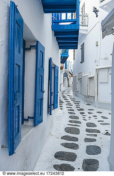 Griechenland  Südliche Ägäis  Horta  Leere  schmale Gasse zwischen weiß getünchten Häusern