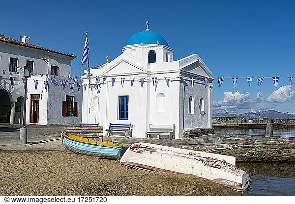 Griechenland  Südliche Ägäis  Horta  Ruderboote vor einer weiß getünchten Kapelle