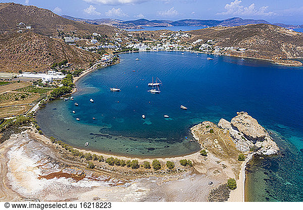 Griechenland  Südliche Ägäis  Patmos  Luftaufnahme der Bucht von Grikos im Sommer
