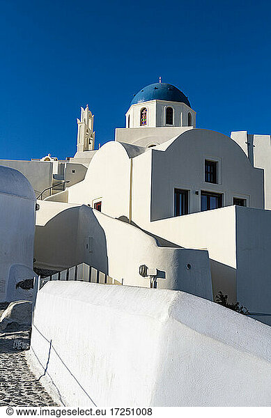 Griechenland  Santorin  Oia  Weiß getünchte Architektur unter blauem Himmel