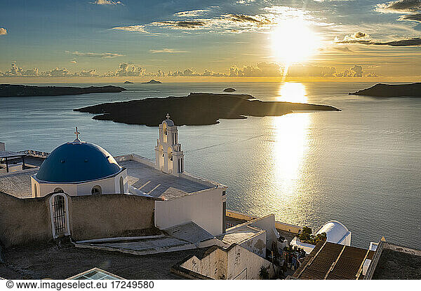 Griechenland  Santorini  Fira  Orthodoxe Kirche Anastasi bei Sonnenuntergang mit Ägäis im Hintergrund