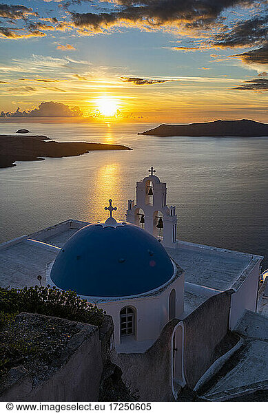 Griechenland  Santorini  Fira  Orthodoxe Kirche Anastasi bei Sonnenuntergang mit Ägäis im Hintergrund