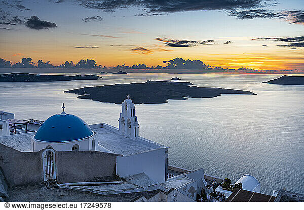 Griechenland  Santorini  Fira  Orthodoxe Kirche Anastasi in der Abenddämmerung mit Ägäis im Hintergrund