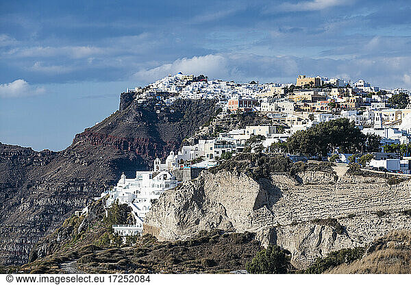 Griechenland  Santorini  Fira  Weiß getünchte Häuser der Stadt am Rande der Caldera