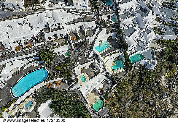 Griechenland  Santorini  Oia  Luftaufnahme eines Luxushotels mit Swimmingpools
