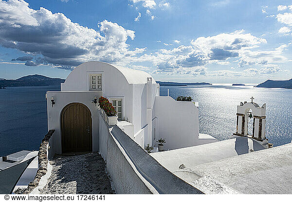 Griechenland  Santorini  Oia  Weiß getünchte Architektur über blauem Meer