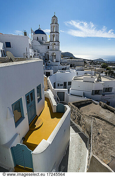 Griechenland  Santorini  Pyrgos  Häuser eines weiß getünchten Dorfes mit Kirche im Hintergrund