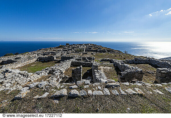 Griechenland  Santorini  Ruinen des antiken Thera mit klarer Horizontlinie über dem Ägäischen Meer im Hintergrund