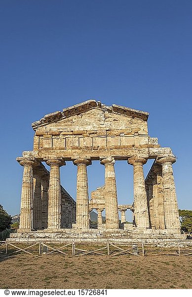 Griechisch-dorischer Tempel der Athene  archäologische Stätte von Paestum  Nationalpark Cilento  Salerno  Kampanien  Italien  Europa