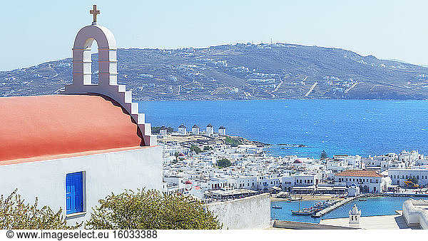 Griechisch-orthodoxe Kapelle mit Blick auf die Stadt Mykonos  Mykonos  Kykladen  griechische Inseln  Griechenland  Europa