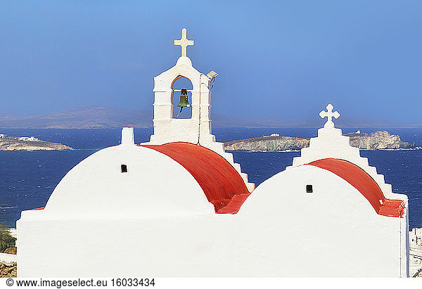 Griechisch-orthodoxe Kapelle mit Blick auf die Stadt Mykonos  Mykonos  Kykladen  griechische Inseln  Griechenland  Europa