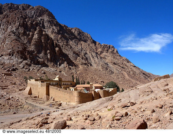Griechisch-orthodoxes Kloster in karger Schlucht  Katharinenkloster  Sinai  Ägypten  Afrika