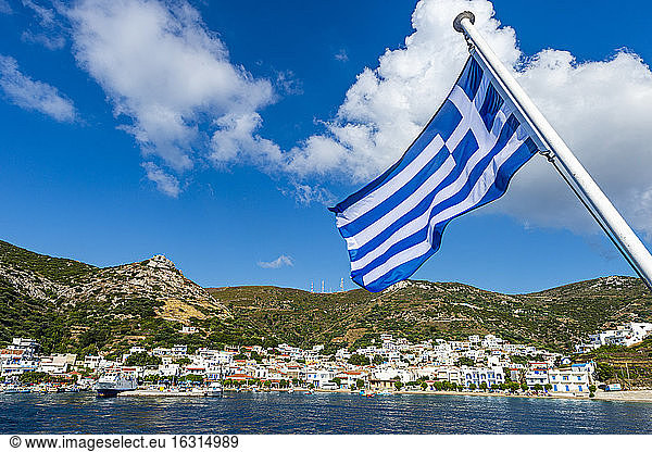Griechische Flagge im Hafen von Kampi  Fourni (Fournoi)  Griechische Inseln  Griechenland  Europa