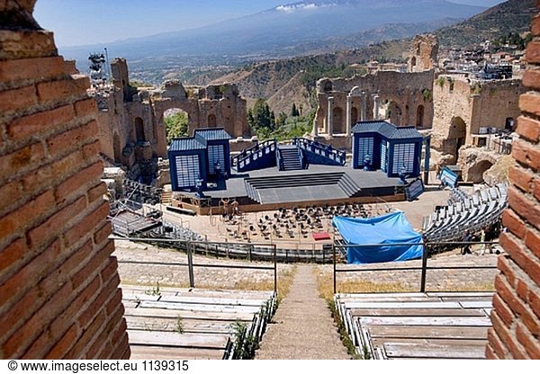 Griechischen Theater. Vorbereitung der Szenografie für Madama Butterfly Oper von Giacomo Puccini. 9-12 August 2005. Ätna auf der Rückseite. Taormina. Sizilien. Italien.
