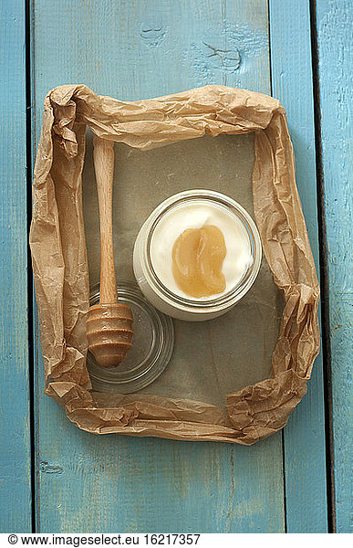 Griechischer Joghurt mit Honig auf dem Holztisch