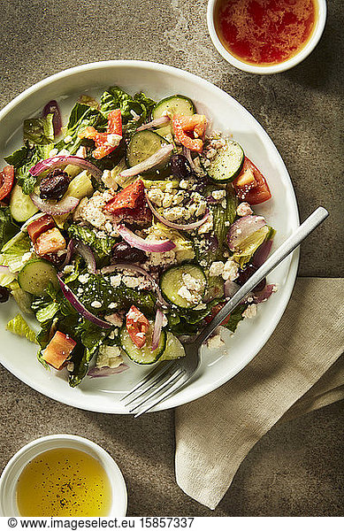Griechischer Salat mit Dressing als Beilage