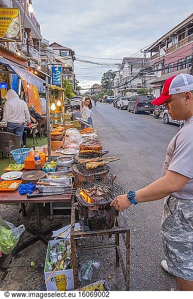 Grillen von Fisch und Fleisch  Chao Anou Road  Zentrum von Vientiane  Laos.