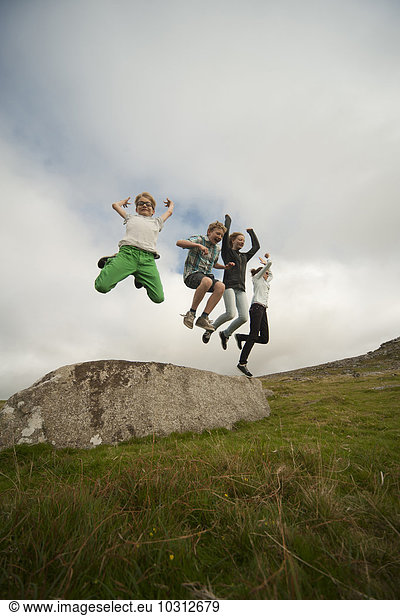 Großbritannien  England  Cornwall  Kinder springen aus Stein