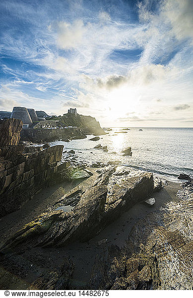 Großbritannien England Devon Seafront von Ilfracombe bei Sonnenuntergang