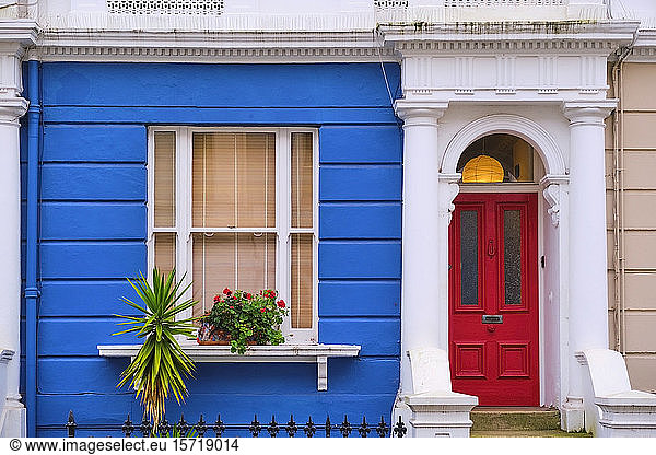 Großbritannien  England  London  Eingangstür eines bunten Hauses in Notting Hill