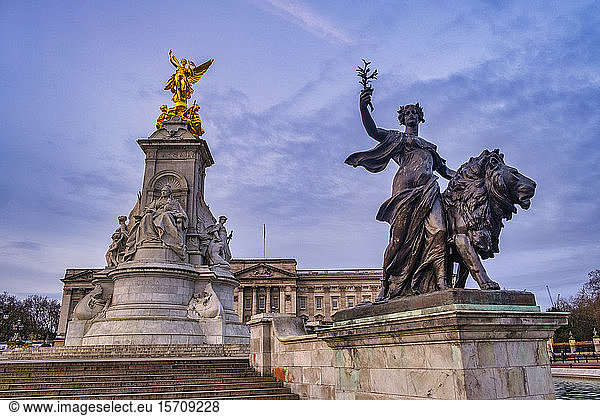 Großbritannien  England  London  Tiefblick auf das Victoria Memorial im Morgengrauen