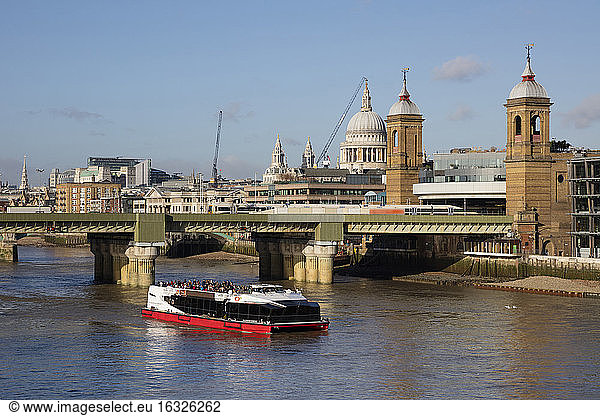 Großbritannien  London  City of London  Themse  Eisenbahnbrücke und Bahnhof Cannon Street  St. Paul's Cathedral