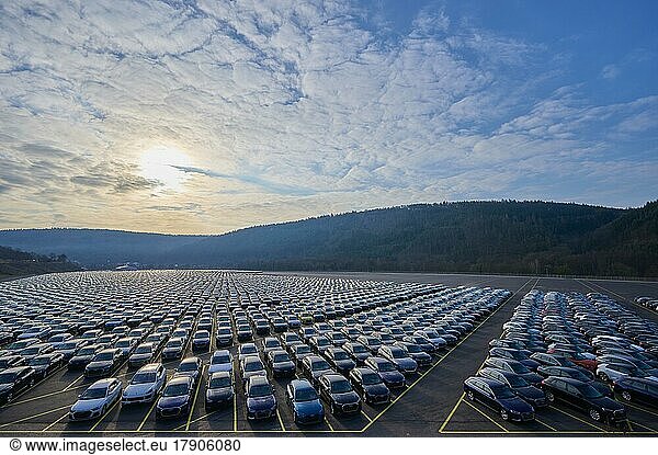 Große Anzahl von Autos am Montageplatz  Marke Audi  Deutschland  Europa