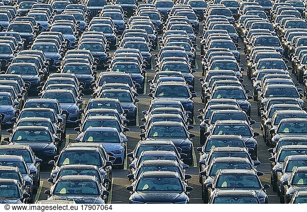 Große Anzahl von Autos am Montageplatz  Marke Audi  Deutschland  Europa