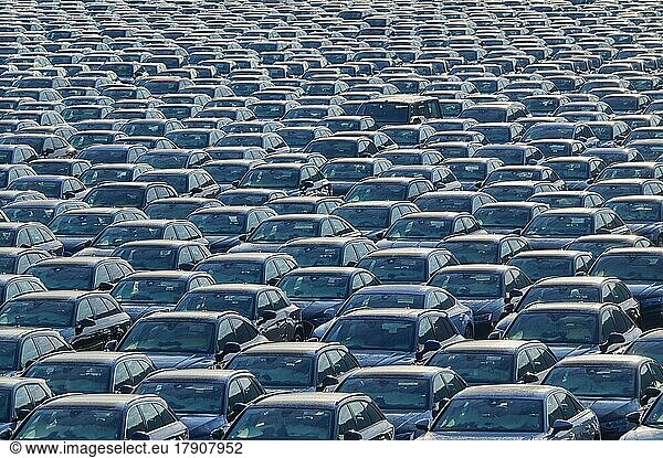 Große Anzahl von Autos am Montageplatz  Marke Audi  Deutschland  Europa