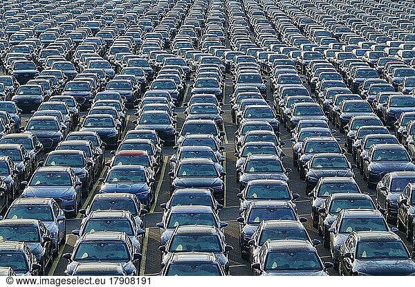 Große Anzahl von Autos am Montageplatz  Marke Audi  Deutschland  Europa