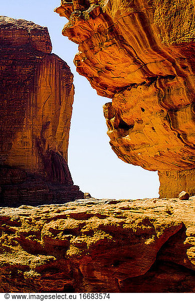 Große Felsformationen in der Wüste von Wadi Rum  Jordanien