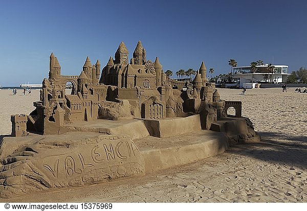 Große Sandburg am Strand von Cabanyal  Valencia  Spanien  Europa