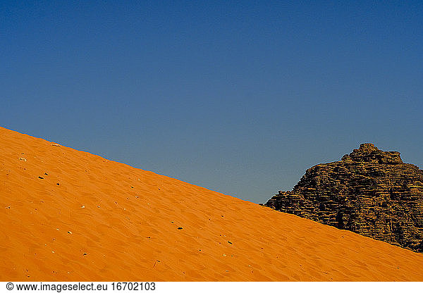 Große Sanddüne und Berg in der Wüste von Wadi Rum  Jordanien