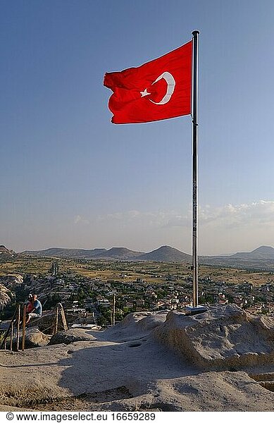 Große türkische Flagge auf der alten Burg Uchisar in Kappadokien  Türkei.