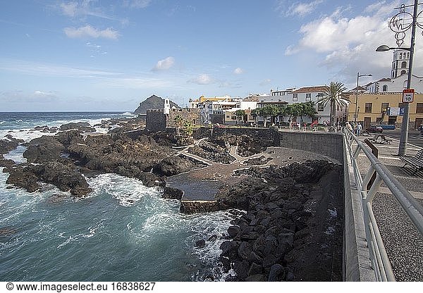 Große Wellen in Garachico im Norden von Teneriffa Kanarische Inseln am 16. Dezember 2019.