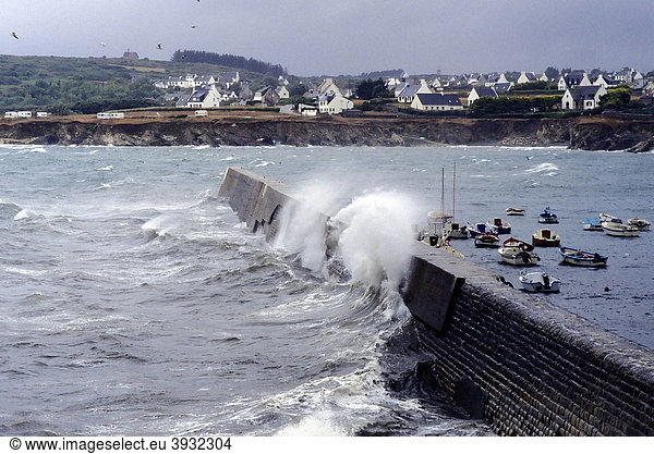 Große Wellen schlagen über Hafenmauer  stürmische See an der bretonischen Küste bei St-GuÈnolÈ  Penmarch  FinistËre  Bretagne  Frankreich  Europa Wellen brechen