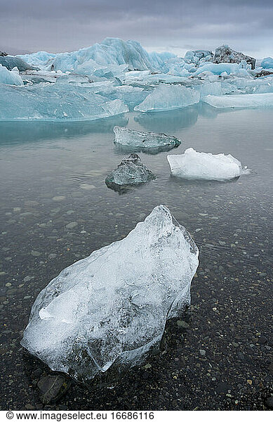 Großer Eisbrocken in der Gletscherlagune Jokulsarlon  Island