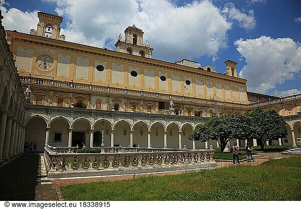 Großer Kreuzgang der Certosa di San Martino auf dem Vomero oberhalb von Neapel  Kampanien  Italien  Europa