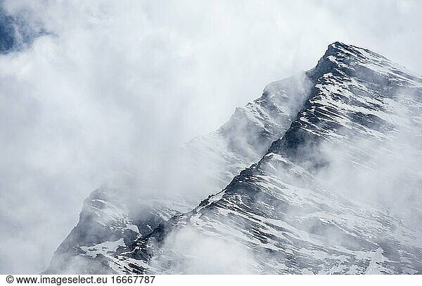 Großer Mörchner  snow-covered mountains in fog  high alpine landscape  Berliner Höhenweg  Zillertal Alps  Zillertal  Tyrol  Austria  Europe