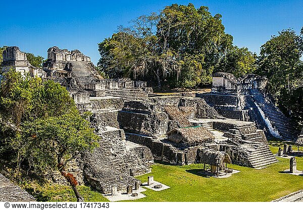 Großer Platz und Nordakropolis  Maya-Ruinenstadt  Tikal  Guatemala  Mittelamerika