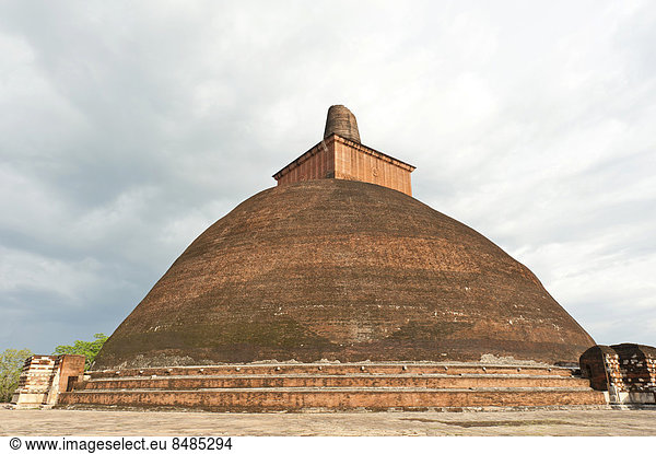 Gro_er Stupa aus Ziegeln  Abhayagiriya-Stupa  Abhayagiri-Tempel  Anuradhapura  Sri Lanka