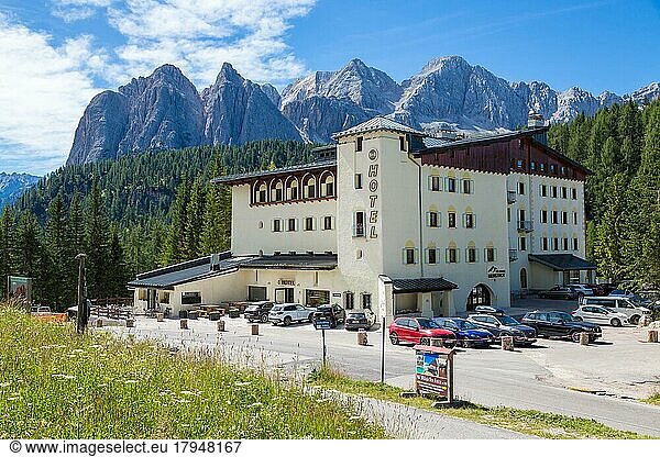 Großes Hotel vor Alpenpanorama  Dolomiten  B&B Hotel Passo Tre Croci  Cortina DAmpezzo  Südtirol  Italien  Europa