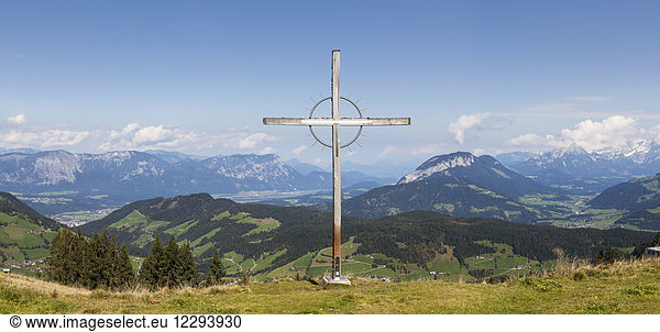 Großes Kruzifix vor Berg
