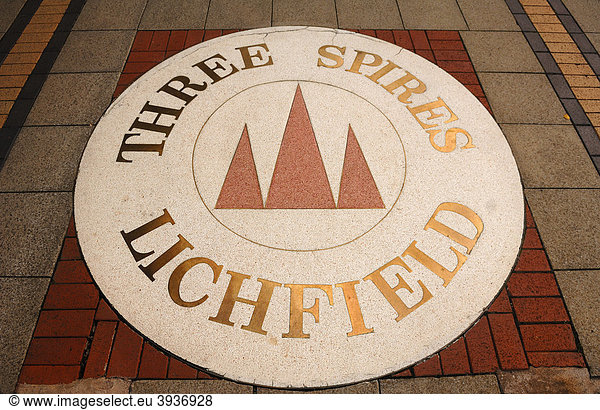 Großes Lichfield-Logo am Boden in der Fußgängerzone  Gresley Row  Staffordshire  Lichfield  England  Großbritannien  Europa