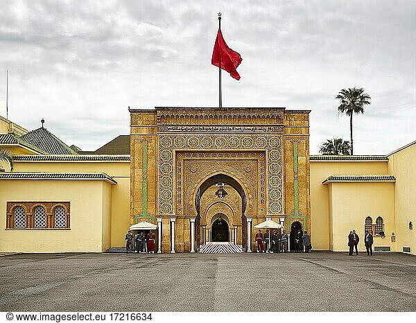 Großes verziertes Tor im Königspalast mit marokkanischer Flagge und Wachsoldaten  Rabat  Marokko  Afrika