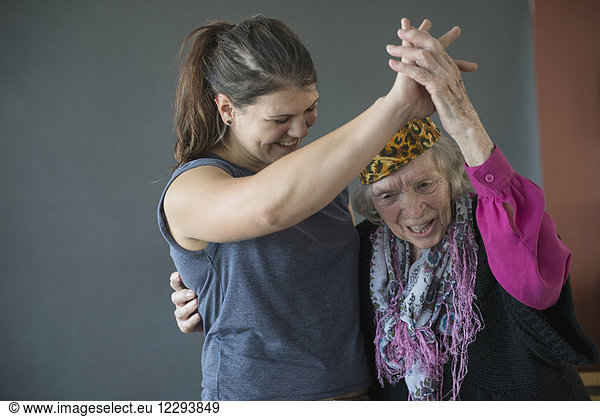 Großmutter und Enkelin tanzen zusammen
