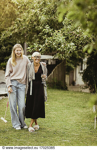 Großmutter und Enkelin verbringen Freizeit im Vorgarten