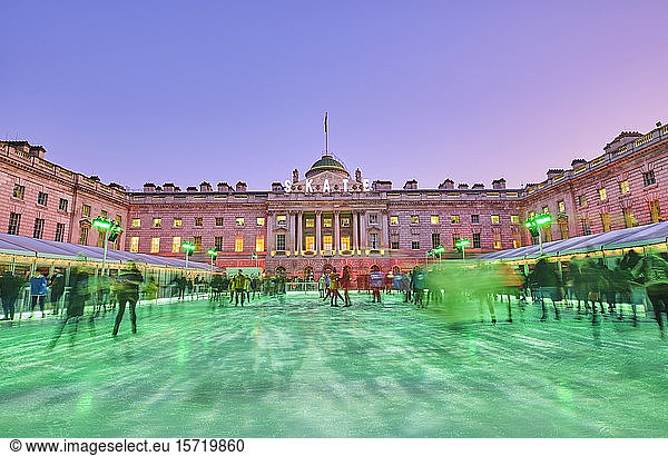 Grossbritannien  England  London  Menschen laufen Schlittschuh auf der grünen Eisbahn vor dem Somerset House