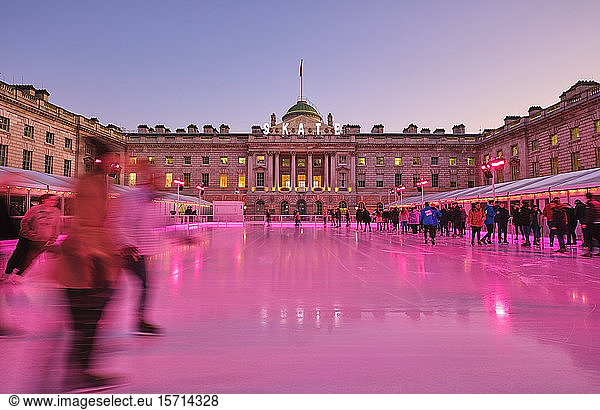 Grossbritannien  England  London  Menschen laufen Schlittschuh auf der roten Eisbahn vor dem Somerset House